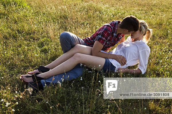 Ein junges liebevolles Paar im Park
