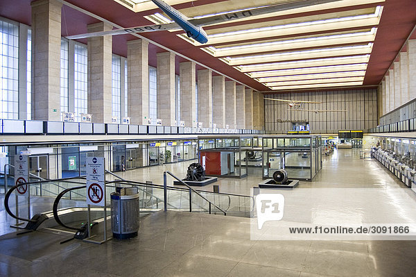 Flughafen Tempelhof  Abfertigungshalle  Berlin  Deutschland