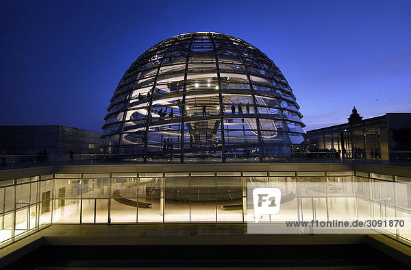 Kuppel des Reichstagsgebäudes mit darunter liegender Fraktionsebene  Berlin  Deutschland