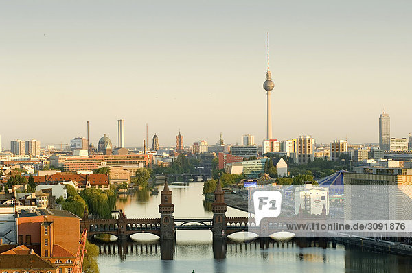 Berlin  Skyline  Blick auf die Spree mit Oberbaumbrücke  Fernsehturm