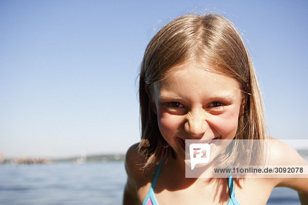 Junges Mädchen am See
