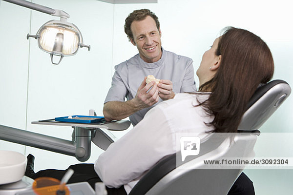 Ein Zahnarzt in der Chirurgie mit einem Patienten