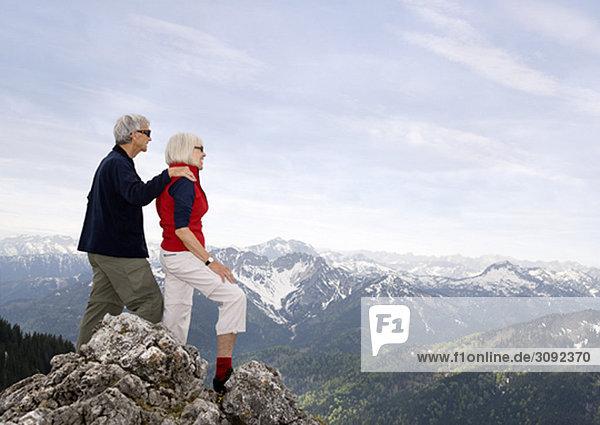 Seniorenpaar auf dem Berggipfel