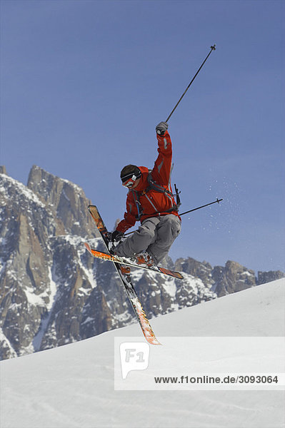 Freeride-Skifahrer beim Sprung in die Luft.