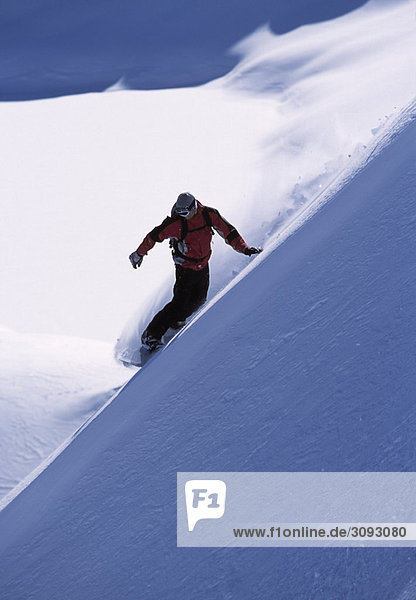 Snowboarder beim Drehen einer Piste