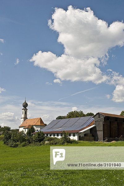 Solaranlage auf einem landwirtschaftlichen Gebäude in Bayern  Deutschland