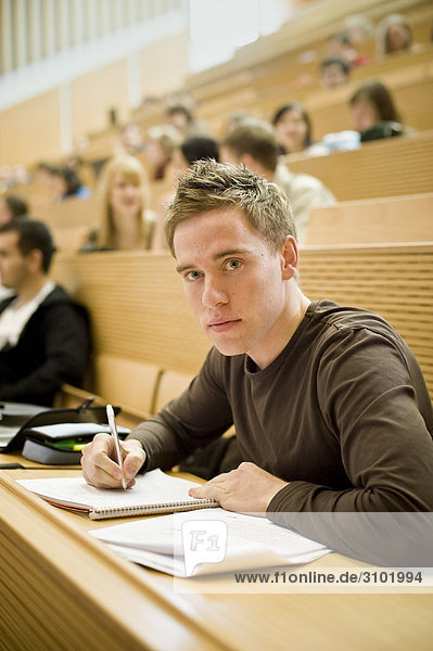 Student im Hörsaal an der Europauniversität Viadrina  Frankfurt/Oder  Brandenburg  Deutschland  Europa