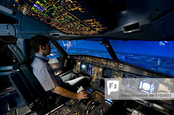 Zentrum für Flugsimulation Berlin (ZFB)  Ingenieur im Cockpit eines Airbus A330/340-Flugsimulators