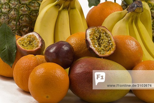 Sortiment von tropischen Früchten