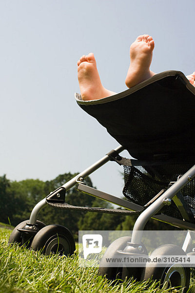 Füße des Babys im Kinderwagen