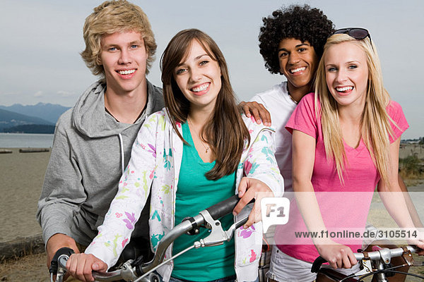 Jugendliche mit Fahrrädern