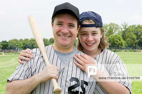 Vater und Sohn auf dem Baseballfeld