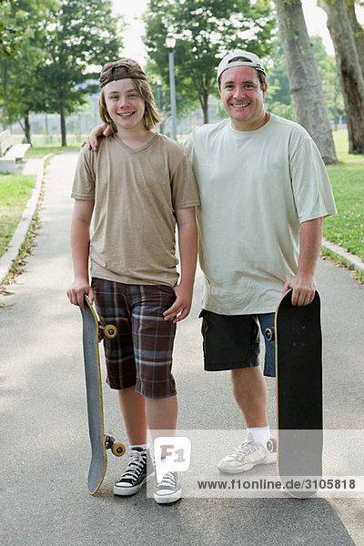 Vater und Sohn mit Skateboards