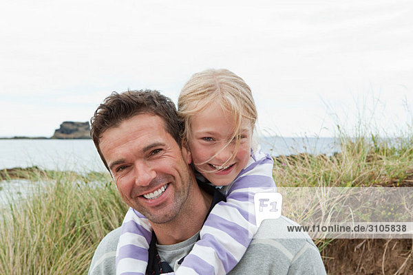 Vater und Tochter an der Küste