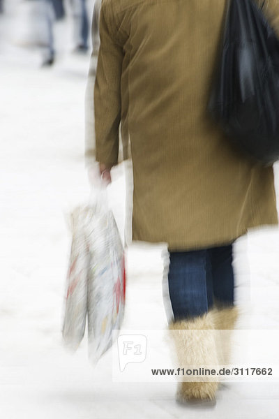 Fußgänger mit Einkaufstaschen  Rückansicht  unscharf