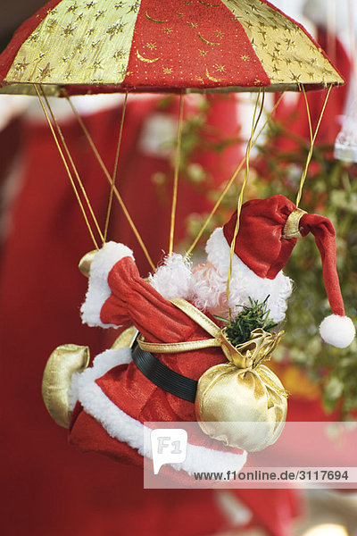 Weihnachtsdekoration mit dem Weihnachtsmann am Fallschirm
