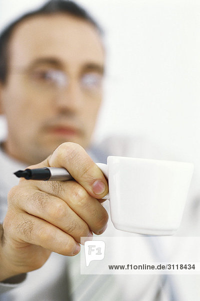 Geschäftsmann in der Kaffeepause