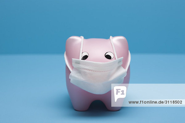 Schweinegrippe-Konzept  Spielzeug-Schwein mit Grippemaske