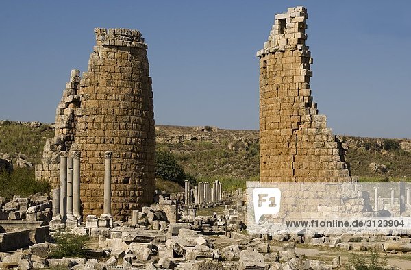 Ruine des Stadttores in Perge Türkei