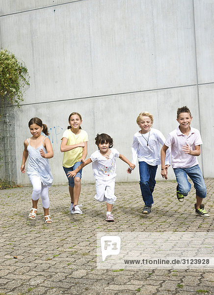 Kinder rennen in Richtung Kamera  Frontal
