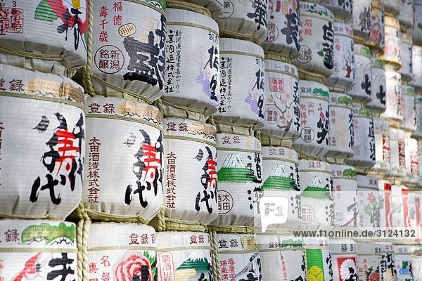 Sake Fässer,  Meiji Schrein,  Tokyo,  Japan