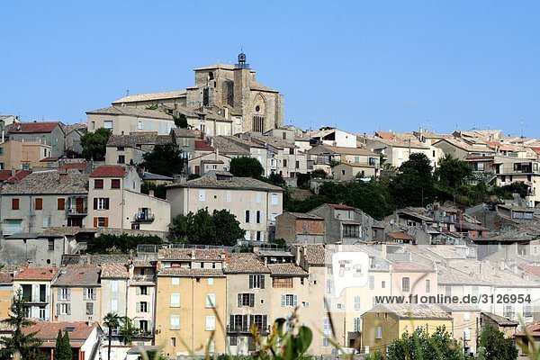 Blick auf die Stadt Valensole  Frankreich  Flachwinkelansicht