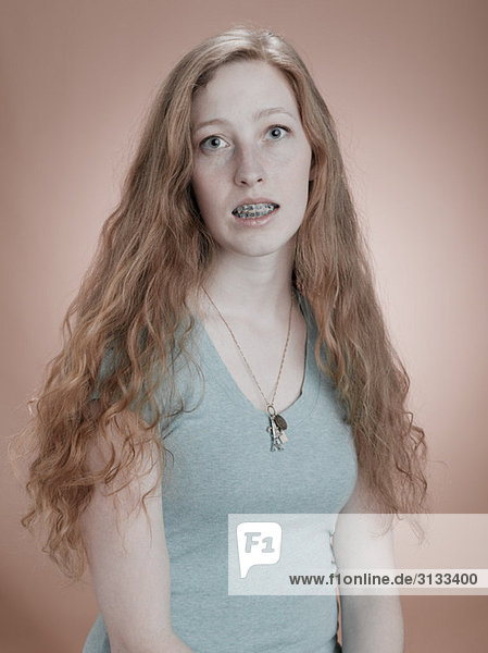 Porträt einer Frau mit Zahnspange