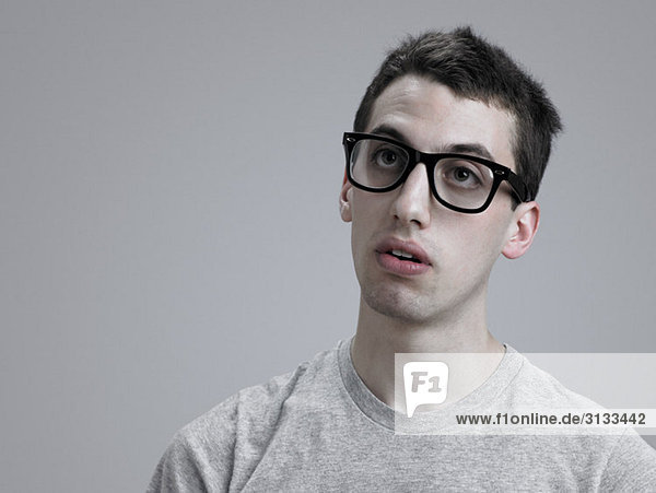Junger Mann mit Brille