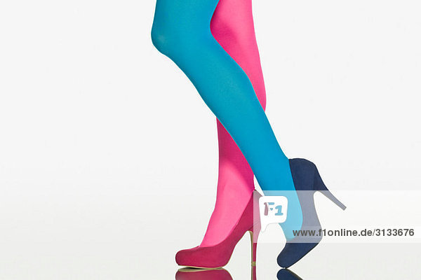Frau mit kontrastierenden Strumpfhosen und Schuhen