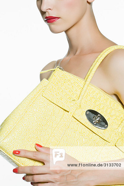 Junge Frau mit Handtasche