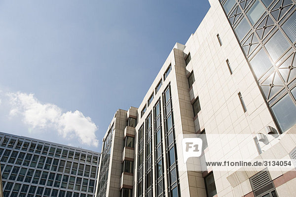 Niederwinkelansicht von Bürogebäuden