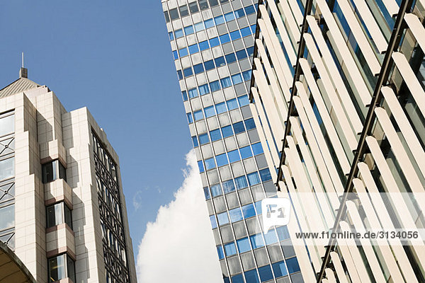 Niederwinkelansicht von Bürogebäuden