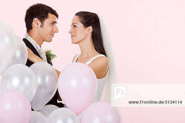 Braut und Bräutigam mit Ballons