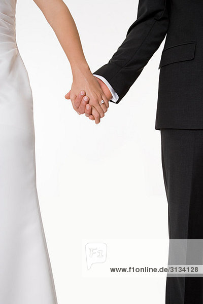 Braut und Bräutigam beim Händchenhalten