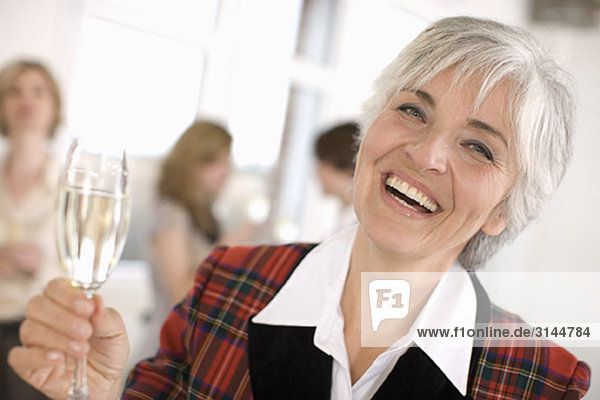 Frau mit einem Champagnerglas