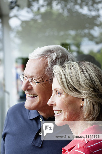 Senior Paar schaut auf das Fenster