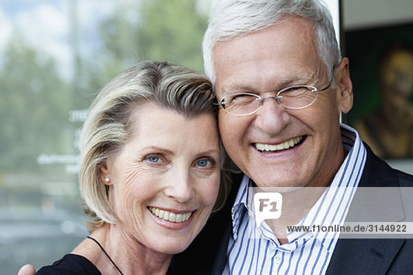 Senior Paar mit Blick auf die Kamera