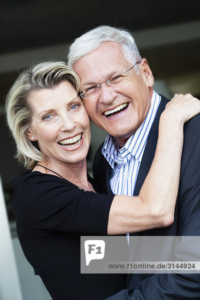 Senior Paar lacht vor der Kamera