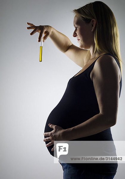 Schwangere mit Reagenzglas