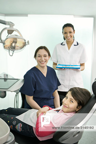 Porträt eines Zahnarztes  einer Krankenschwester und eines Patienten