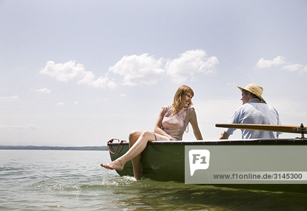 Mann  Frau im Ruderboot auf dem See