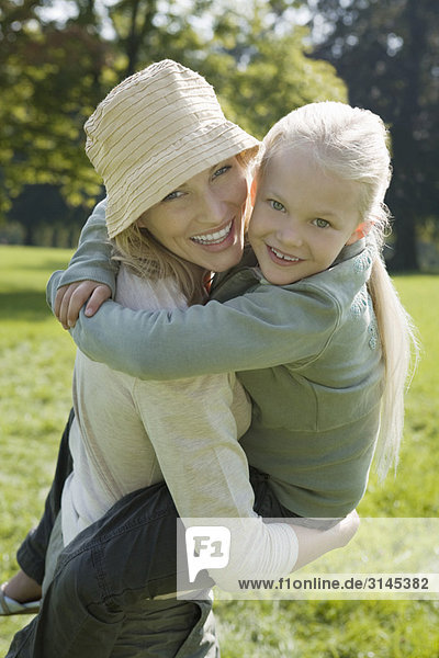 Ein junges Mädchen und ihre Mutter im Park