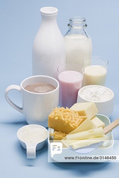 Verschiedene Milchprodukte  Käse und Milchmixgetränke