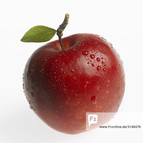 Roter Apfel (Jonagold) mit Blatt und Wassertropfen