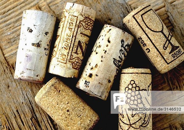 Verschiedene Weinkorken auf Holzuntergrund