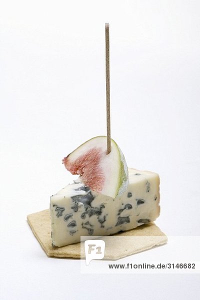 Cracker mit Blauschimmelkäse und Feige