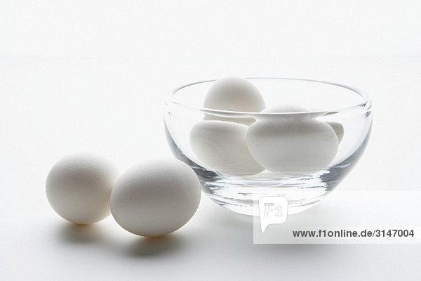 Weisse Eier in Glasschale und daneben