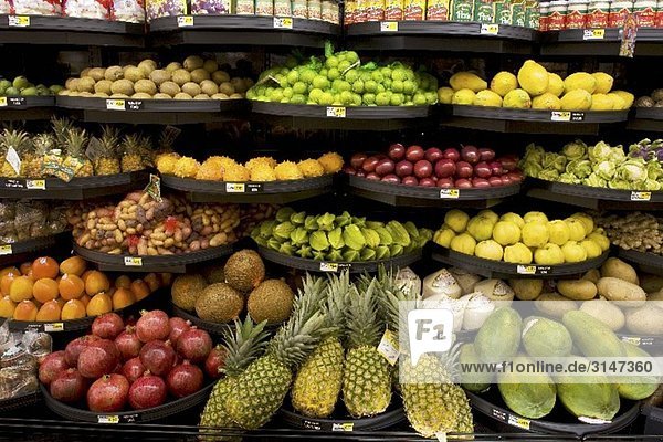 Verschiedene Früchte in der Obstabteilung eines Supermarktes