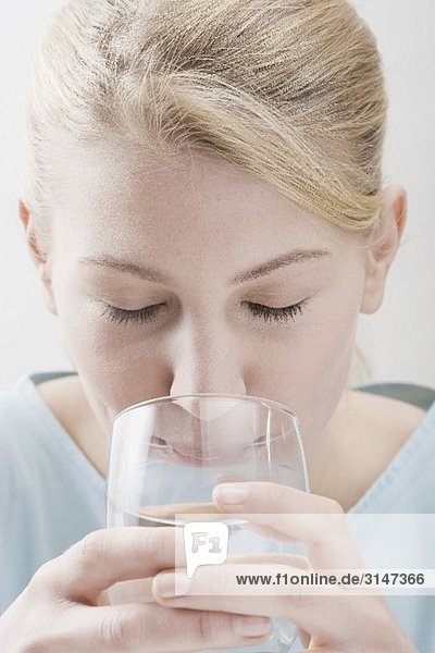 Frau trinkt Glas Wasser
