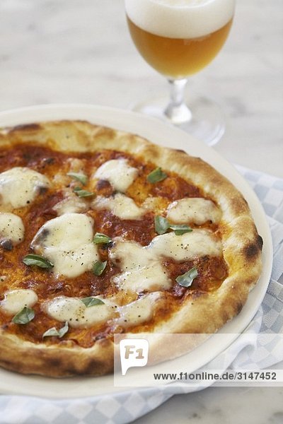 Pizza mit Mozzarella und Basilikum